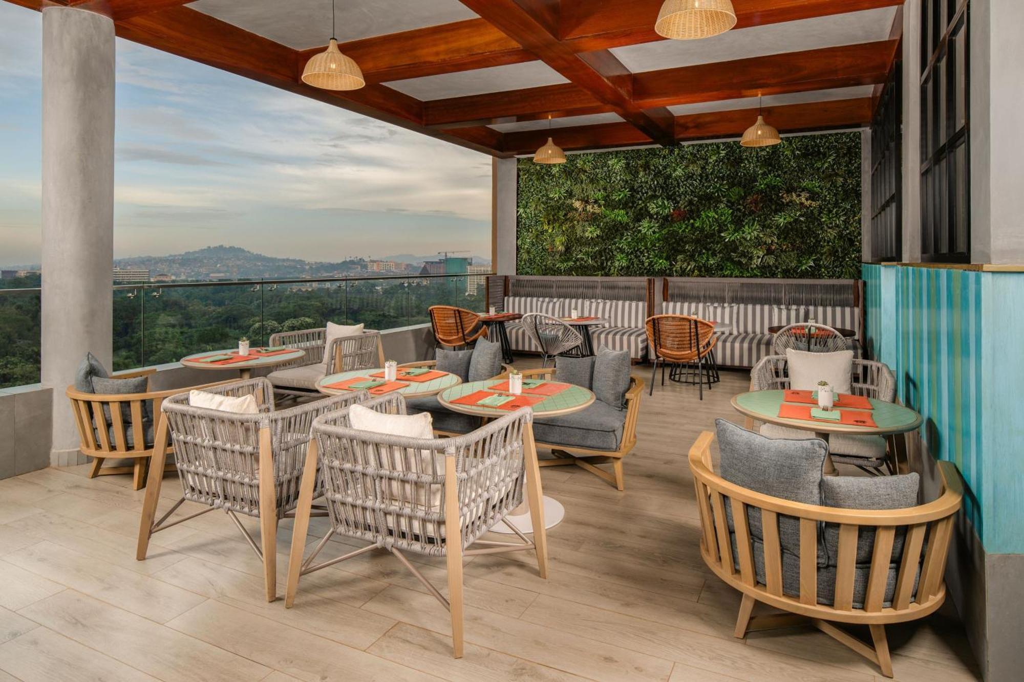 Four Points By Sheraton Kampala Exteriör bild