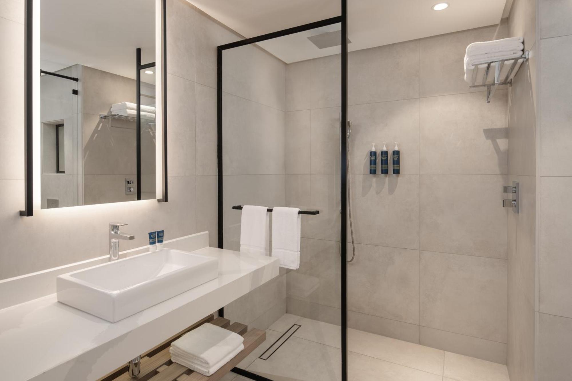 Four Points By Sheraton Kampala Exteriör bild